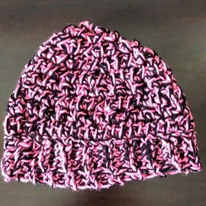 Knitted hat with ponytail opening